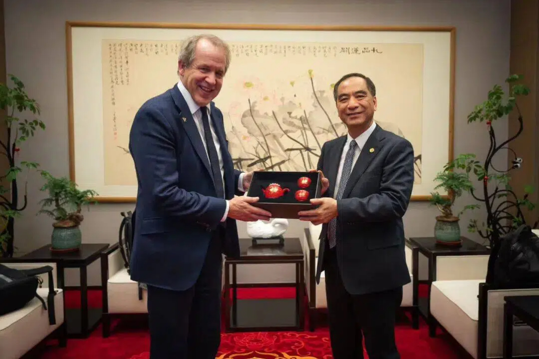 曼彻斯特大学校长一行访问北京大学医学部，校长龚旗煌会见代表团